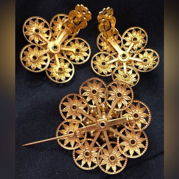 Vintage aurora borealis brooch and clip on earrings - Picture 4 of 8